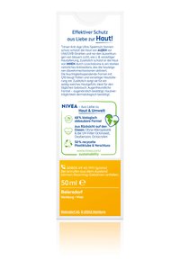 50 ml Nivea Sonnencremeflasche mit einem weißen, grünen und gelben Etikett. Enthält Informationen zum UV-Schutz, biologisch abbaubaren Inhaltsstoffen und Recycling.