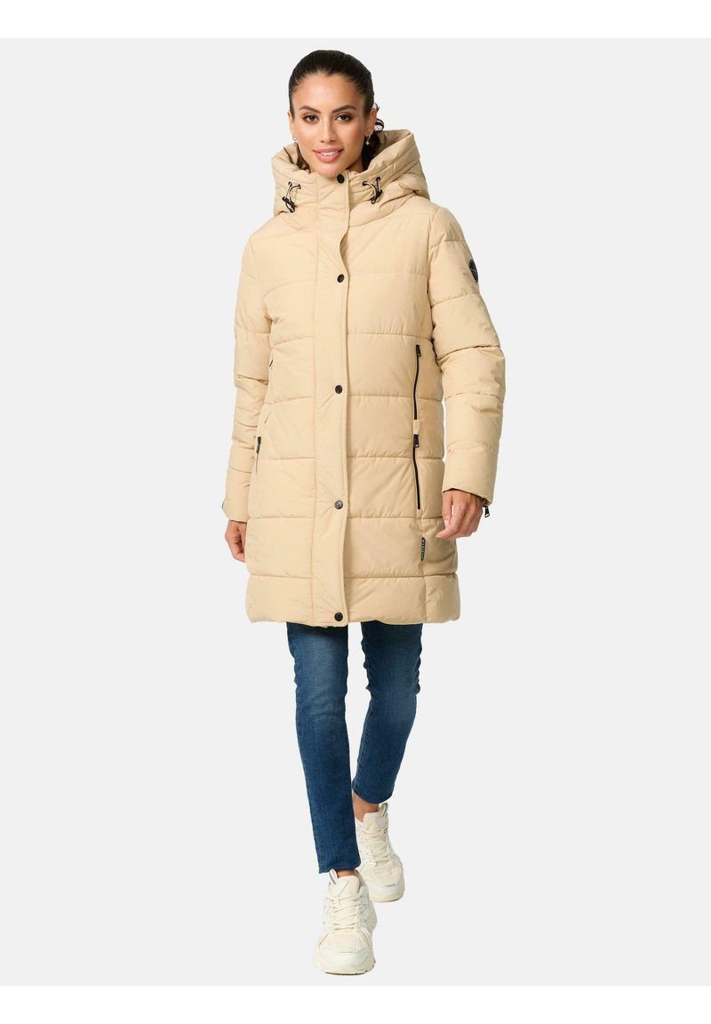 Abrigo acolchado beige con cuello alto y capucha desmontable, con costuras diagonales, dos bolsillos laterales con cremallera y detalles de hardware en negro.