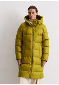 Lange, donzige parka van olijfgroen stof, met een capuchon, ritssluiting en elastische boorden, een geweven textuur en twee zijzakken.