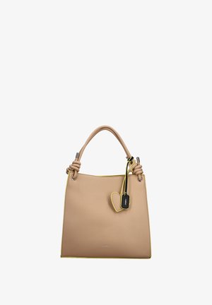 Sac à main en cuir beige avec anse nouée, bordure jaune et deux étiquettes suspendues en forme de cœur et de rectangle.
