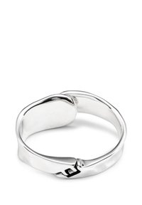 Anillo de plata con un diseño liso y curvado que cuenta con un detalle de cierre sutilmente integrado. La superficie tiene un acabado pulido.