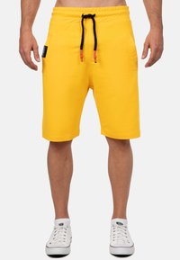 Gele shorts van een katoenmix, met een drawstring tailleband met zwarte accenten, zijzakken en een rechte snit boven de knie.