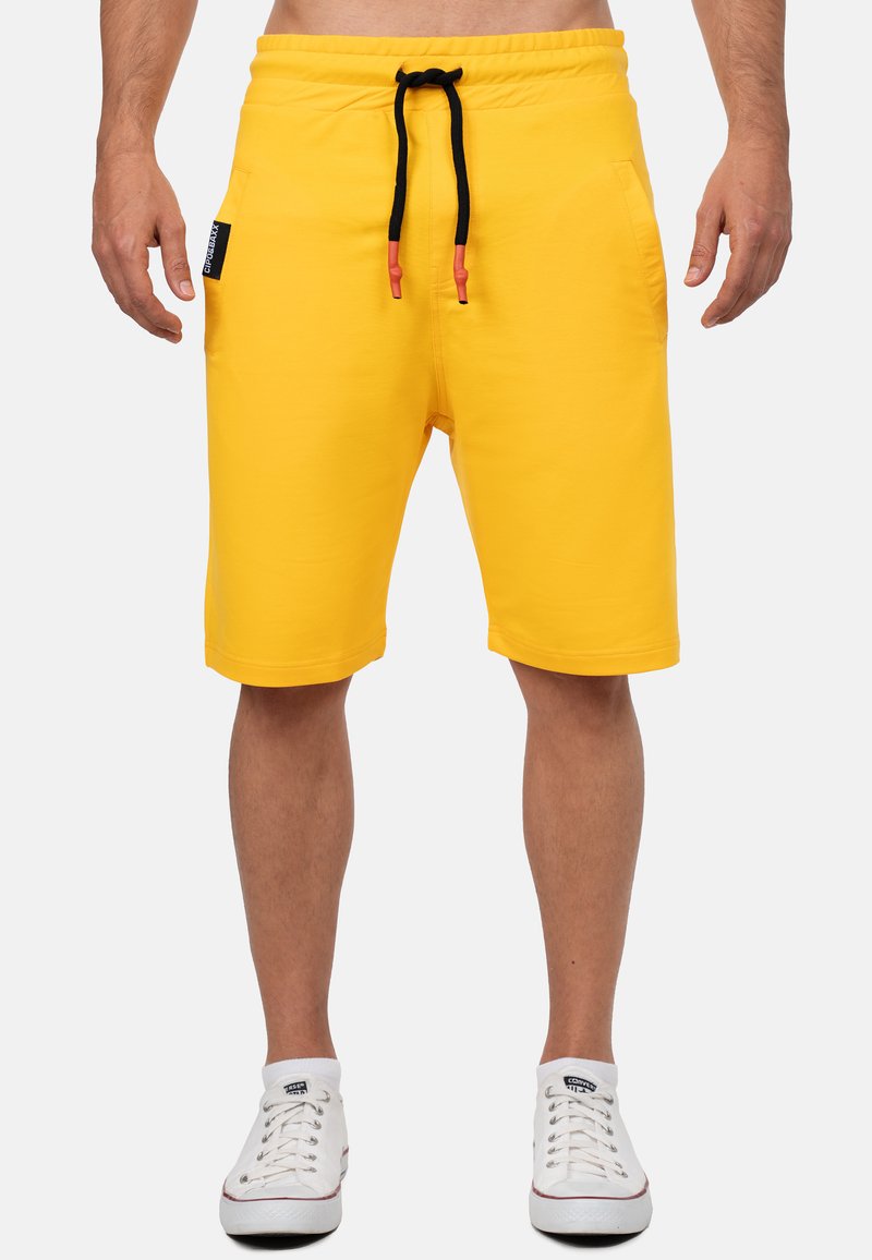 Gele shorts van een katoenmix, met een drawstring tailleband met zwarte accenten, zijzakken en een rechte snit boven de knie.