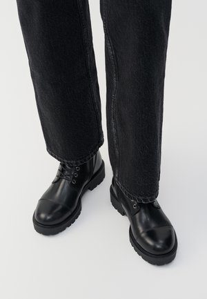 Šněrovací kotníkové boty - black