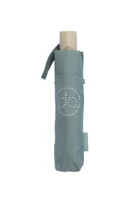 Funda de paraguas verde claro con una textura suave, que presenta un logo en impresión de puntos y un mango de madera parcialmente visible en la parte superior.