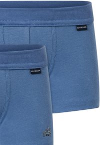 Blaue Baumwoll-Boxershorts mit elastischem Bund, die auf dem Bein einen Cartoonwolf zeigt, der ein Auto fährt. Zwei Paare abgebildet, eines ist leicht kleiner.