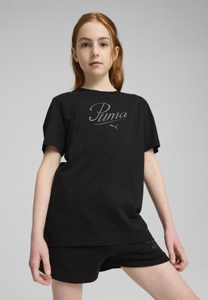 Čierne bavlnené tričko s krátkymi rukávmi, s logom "Puma" vyšívaným v striebristej farbe na prednej strane. Skombinované s čiernymi šortkami.