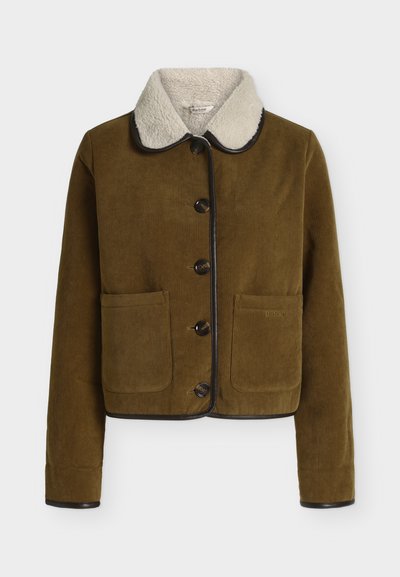 Veste en velours côtelé marron avec col en polaire blanche, boutons sur le devant, deux grandes poches avant et bordure noire le long des bords et des poignets.