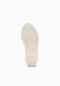 Suela de zapatilla de goma blanca con patrones geométricos texturizados, estrías y el logo grabado. Acabado suave y diseño de tacón redondeado.