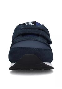 Sneaker blu scuro con tomaia in suede, fasce in velcro e suola intermedia bianca, caratterizzati da una suola esterna in gomma nera con texture.