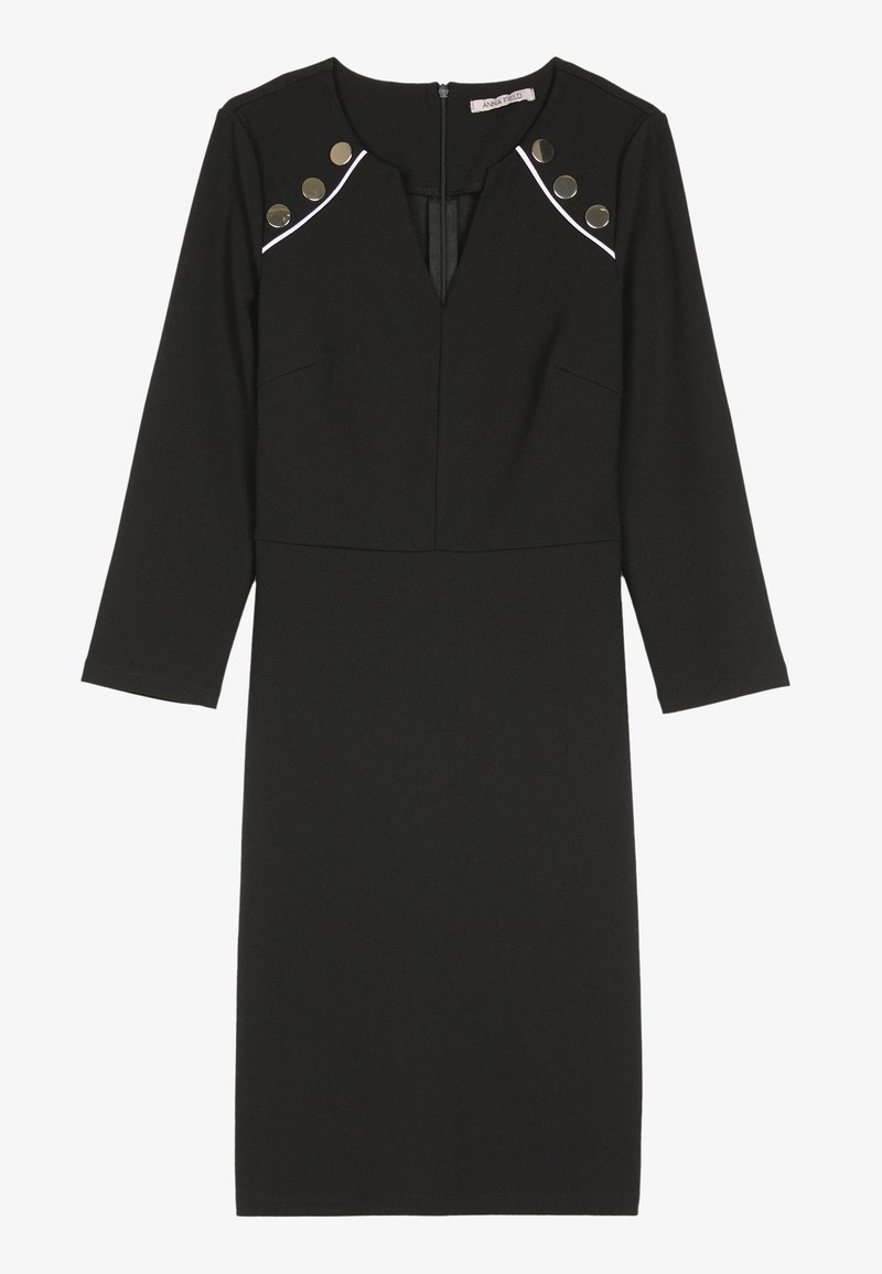 Robe noire longue aux manches longues, longueur genou, avec une découpe en V, des boutons argentés près des épaules et des accents de bordure blanche sur la poitrine.