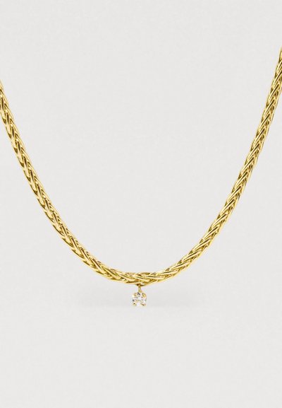 Χρυσό πλεκτό κολιέ με λείο υφή και στρογγυλό, λαμπερό μενταγιόν στο κέντρο. Η αλυσίδα έχει λεπτομερή, στριφτό σχέδιο.