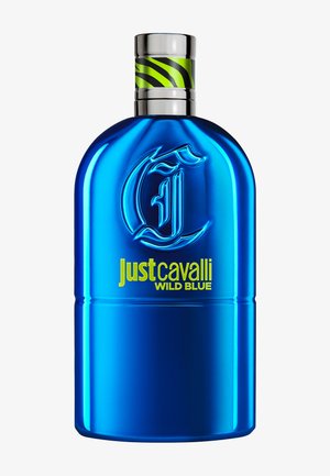 Blå metallic Just Cavalli Wild Blue parfymeflaske med sølvhette og grønn-svart stripete ring under hetten.