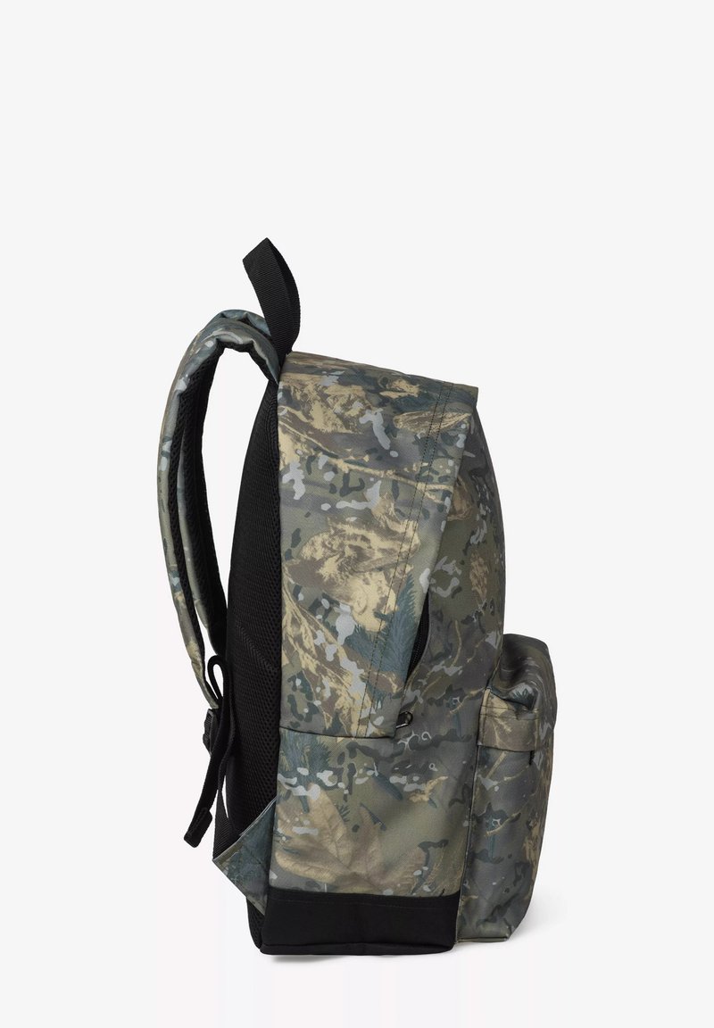 Zaino con motivo camouflage in tonalità di verde e grigio. Presenta spallacci imbottiti, una tasca laterale e un tessuto resistente all'acqua.