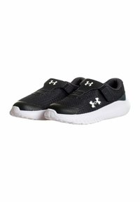 Scarpe da ginnastica nere con tomaia in rete, dotate di un cinturino sicuro, colletto imbottito e suola bianca. Il design include un logo sul lato.