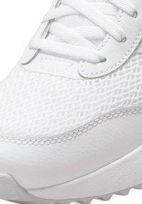 Weißer Sportschuh mit einem Obermaterial aus Netzgewebe mit einem Diamantmuster, glatten synthetischen Akzenten und flachen Schnürsenkeln. Strukturiertes Sohlenprofil für besseren Halt.