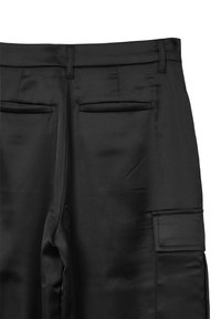 Schwarze Satinhosen mit zwei Gesäßleistentaschen, Gürtelschlaufen und einer Klapp-Cargotasche am rechten Bein.