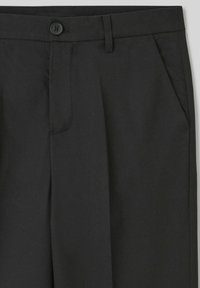 Pantalon noir en tissu texturé, doté d'une fermeture à bouton, de deux poches avant et d'une coupe droite.