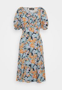 Vestido midi floral com mangas bufantes, apresentando uma base azul marinho, flores vibrantes em laranja, azul e rosa, e um detalhe de laço no decote.