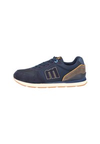Zapatilla deportiva de color azul marino con parte superior de ante y malla, acentos marrones en contraste, cordones redondos y suela de goma con un patrón ligero.