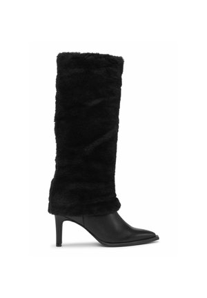 Czarny damski kozaki za kolano z cienkim szpiczastym noskiem, obcasem typu szpilka i miękką górną cholewką z sztucznego futra.