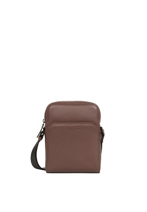 Petit sac bandoulière en cuir marron avec poche avant et sangle noire réglable, présenté sur fond blanc.