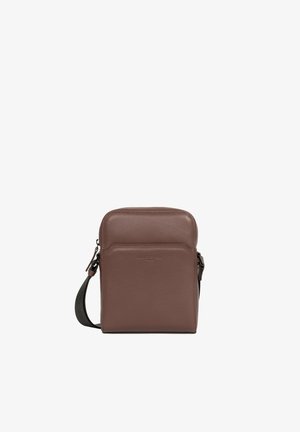 Petit sac bandoulière en cuir marron avec poche avant et sangle noire réglable, présenté sur fond blanc.
