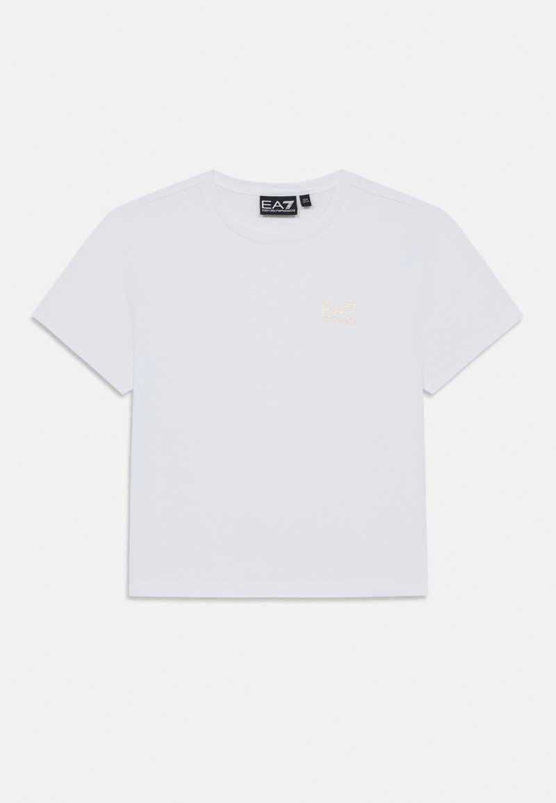 Bela kratkosleeve majica s crew vratom s malim zlatnim EA7 Emporio Armani logotipom na lijevoj strani prsa i crnom oznakom branda unutar ovratnika.