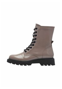 Botín de tobillo con cordones en material sintético taupe brillante, con cordones negros, suela de goma negra gruesa y una lengüeta trasera para facilitar su colocación.