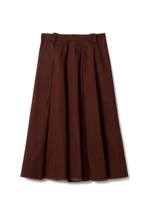 Falda plisada marrón hecha de tela suave, con cintura alta y dobladillo de borde sin rematar. El diseño presenta una silueta fluida y líneas limpias.