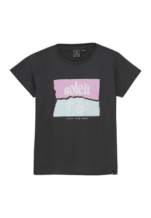 Sort bomulds t-shirt med et grafik i lyserøde og lyseblå sektioner. Teksten lyder "soleil d'été" og "indian blue jeans." Korte ærmer.