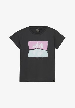 Zwarte katoenen t-shirt met een grafisch ontwerp met roze en lichtblauwe secties. De tekst zegt "soleil d'été" en "indian blue jeans." Korte mouwen.