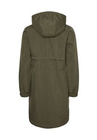 Long manteau parka vert olive avec capuche, taille et poignets élastiques, vu de dos sur fond blanc.