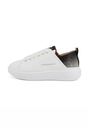 Sneaker bianca dal design elegante, con un tallone nero texturizzato, occhielli metallici e logo in rilievo sul lato. Suola in gomma.