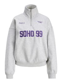 Šedá mikina s vysokým límcem, polovičním zipem a purpurovým textem "SOHO 99". Má žebrované manžety a spodní lem, s dalšími vyšívanými detaily.
