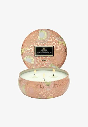 Voluspa Kalahari vandmelonduftende tre-vække-lys i en lyserød dåse med blomsterprint og matchende låg.