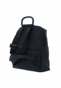 Zaino nero con spallacci imbottiti e manico superiore. Realizzato in tessuto testurizzato con un motivo sottile, presenta chiusure con zip e spallacci regolabili.