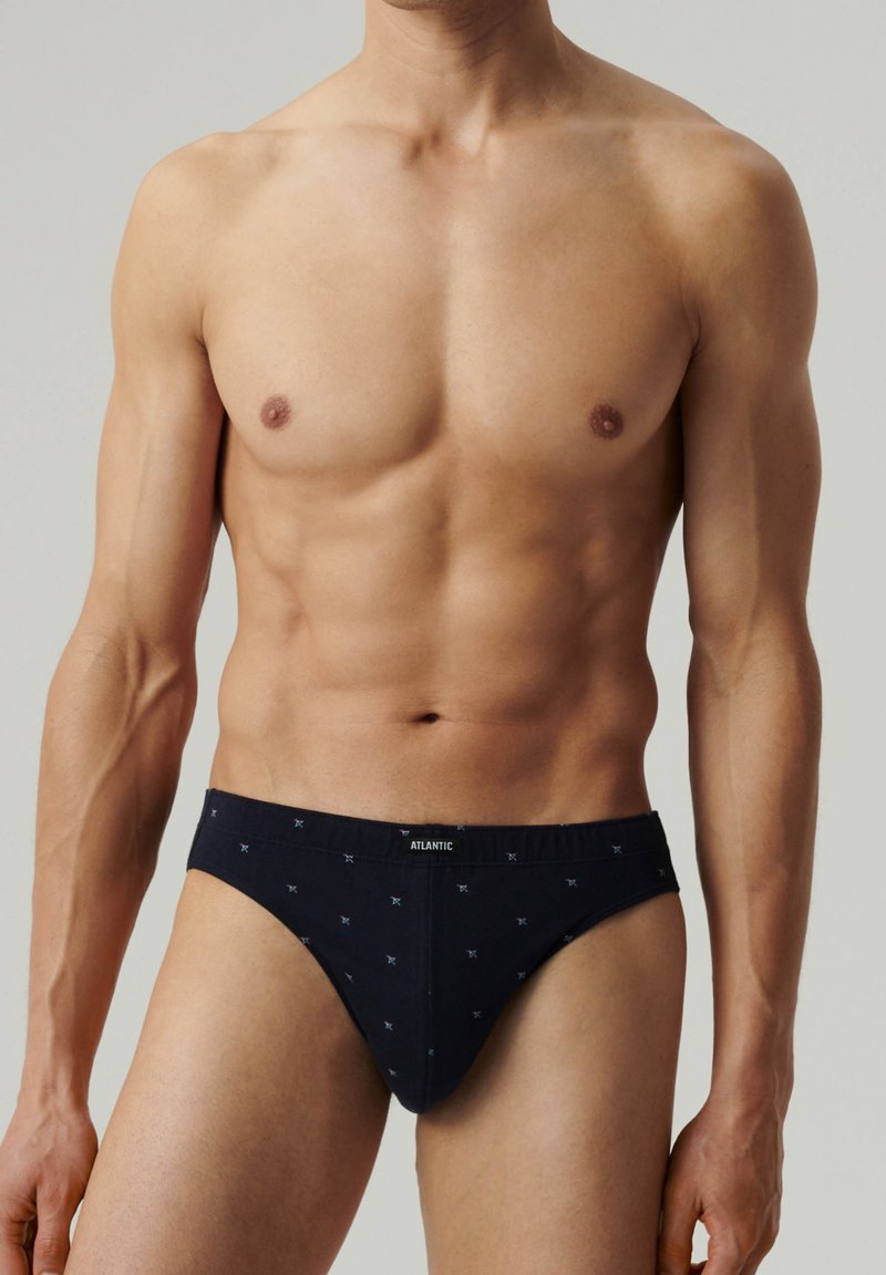 Granatowe męskie slipy o dopasowanym kroju, wykonane z miękkiego materiału, z małymi wzorami geometrycznymi i markowym pasem.