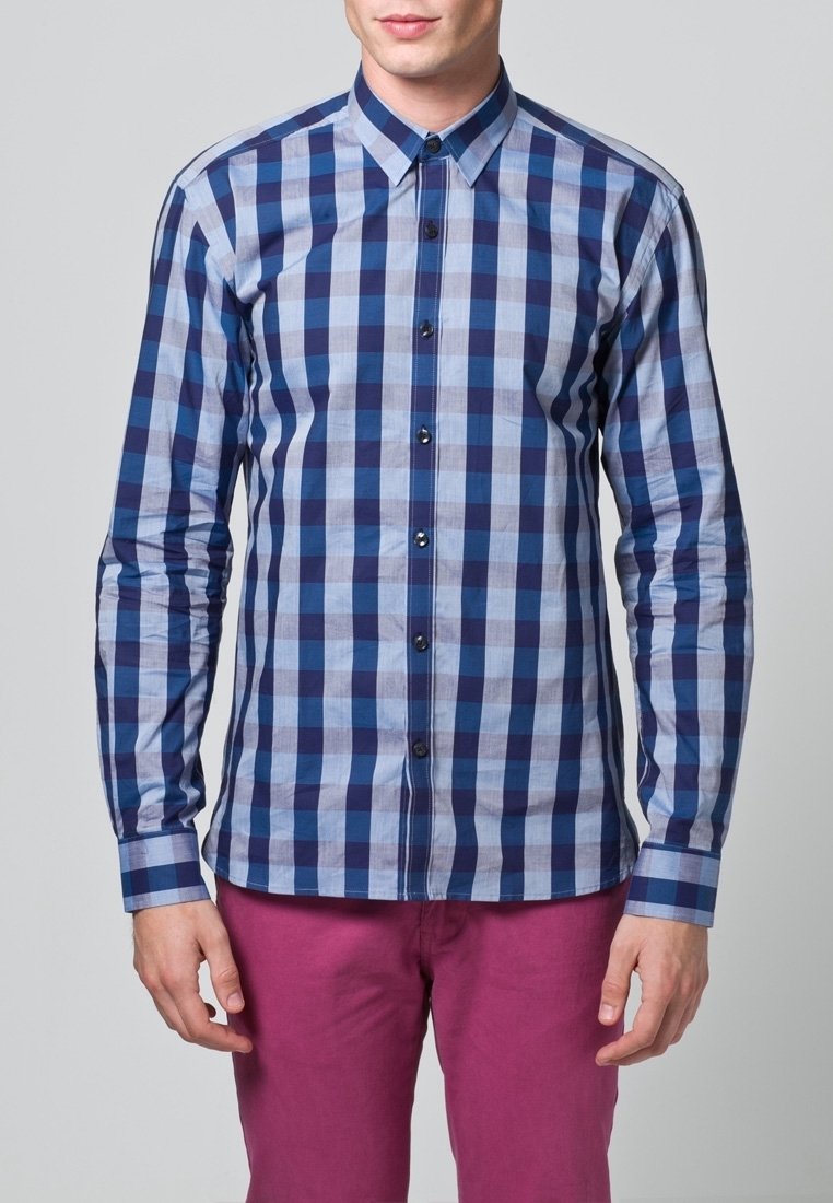 Koszula na długi rękaw zapinana na guziki, z niebiesko-jasnoniebieskim wzorem w kratę, kontrastującymi ciemnymi guzikami i kołnierzykiem typu spread.