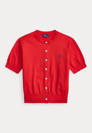 Κόκκινη κοντομάνικη ζακέτα με κουμπιά, με ριμπ τελείωμα και μανσέτες, διακοσμημένη με μικρό μπλε κεντημένο λογότυπο στο αριστερό στήθος.