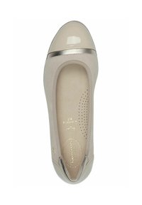 Ballet plat beige avec un bout en cuir verni couleur beige clair et un contour métallique. Présente un dessus en daim doux et une semelle intérieure rembourrée avec des perforations.