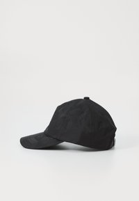 Schwarze Kappe mit tonalem geometrischem Muster, gebogenem Schirm und verstellbarem Riemen hinten. Aus leichtem Stoff mit glatter Textur gefertigt.