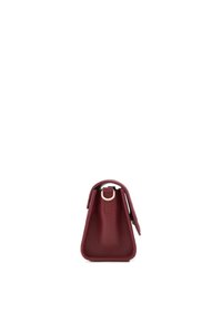 Sac à main en cuir de couleur bordeaux. Forme triangulaire unique avec une finition texturée. Accents en métal et une poignée supérieure pour le transport.