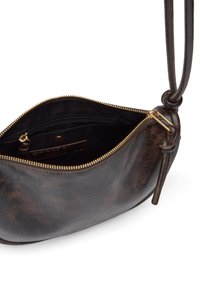Borsa a tracolla in pelle marrone con finitura testurizzata, chiusura a zip e hardware dorato. L'interno presenta una fodera nera e una piccola tasca con zip.