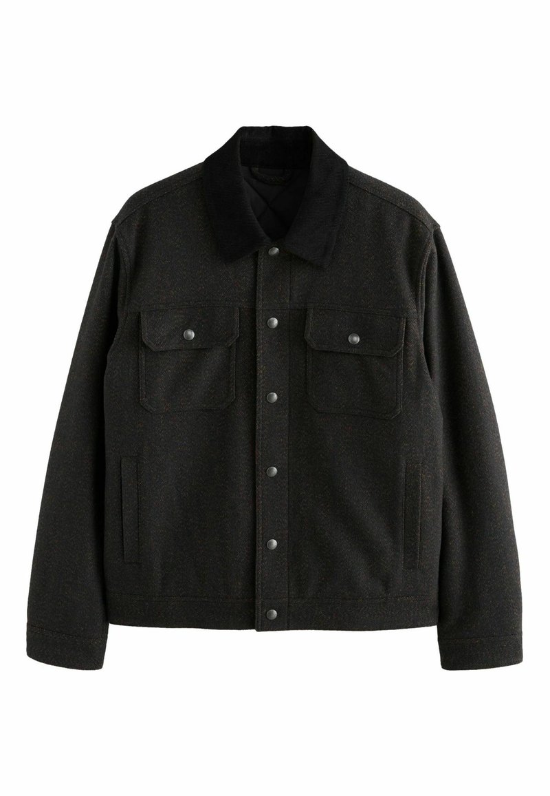 Veste noire boutonnée avec deux poches à rabat sur le devant et des poches latérales, avec un col noir contrastant et des manches longues.