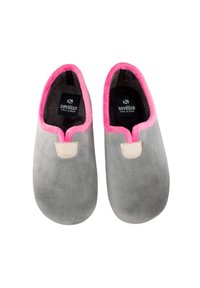 Pantuflas de ante gris con forro y ribete de piel sintética rosa. Presentan un pequeño parche beige para mayor agarre. Etiquetadas como "sevillas, hechas en España."