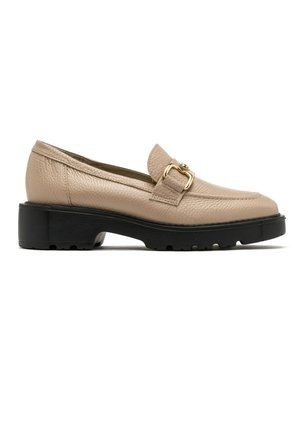 Mocassins en cuir beige avec un bout rond, détail de boucle sur le côté et un talon bloc noir texturé, présentant un dessus lisse et une semelle contrastante.