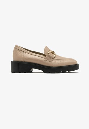 Mocassins en cuir beige avec un bout rond, détail de boucle sur le côté et un talon bloc noir texturé, présentant un dessus lisse et une semelle contrastante.