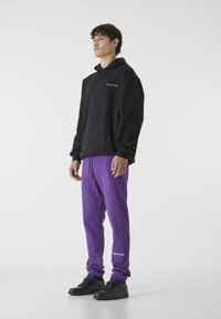 9N1M SENSE ESSENTIAL - Träningsbyxor - purple