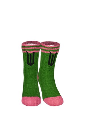 Calzini verdi a maglia con punte e polsini rosa, a strisce rosa e verdi nella parte superiore, con un design ricamato di tridente nero su ogni calzino.